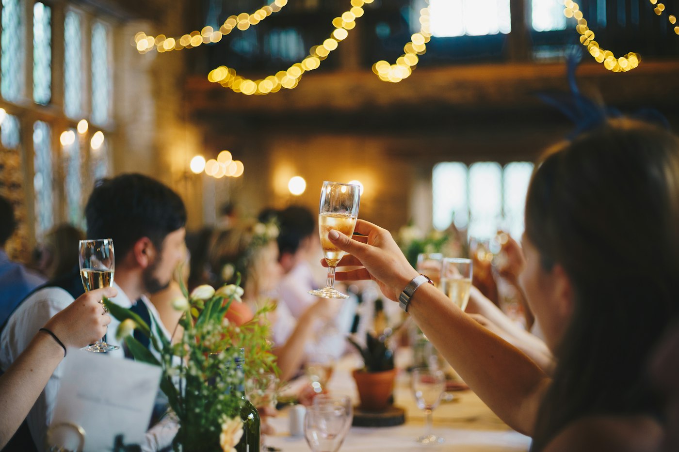 Invitados brindando, la planeación de una celebración