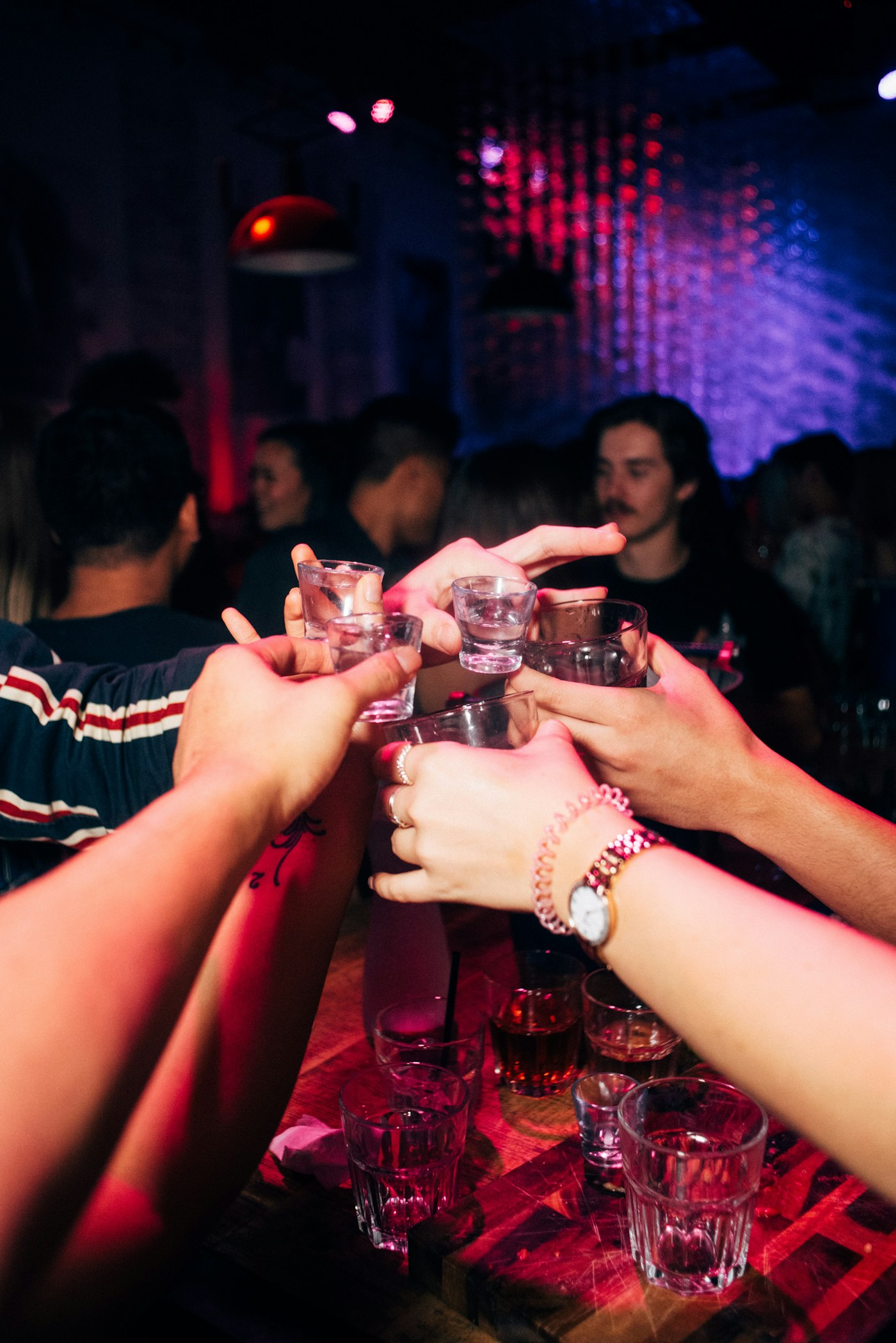 Amigos brindando con tragos en una barra
